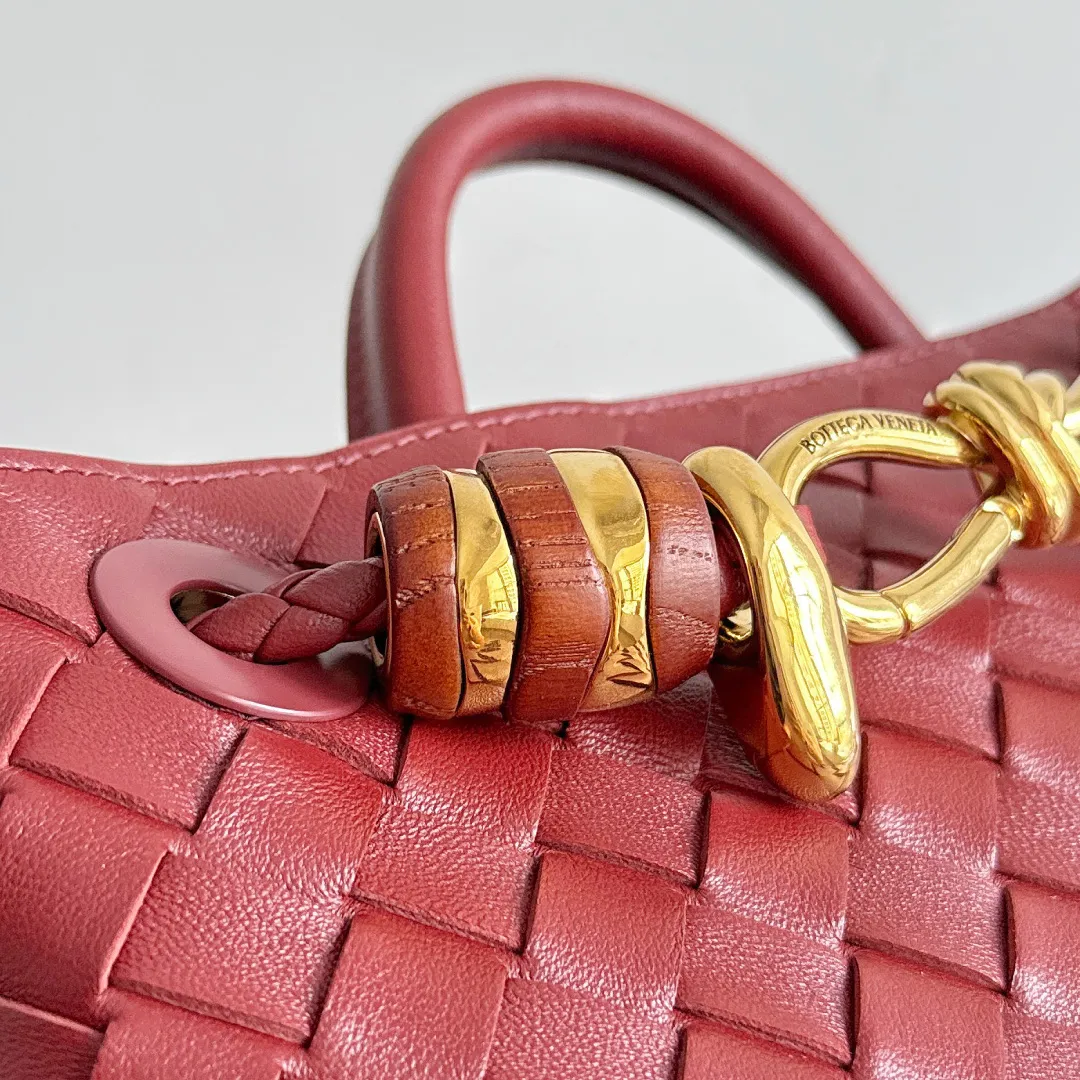 The new Andiamo batch of 3060 BV is shipped‼ ️The classic intercciato weaving process is used to create a soft bag, the metal knot is made of micro-cast aluminum using jewelry technology🪢, and the decorative beads are made of metal and hand-polished oak, allowing you to jump repeatedly between elegance and fun💃, making it unpredictable. Classic and versatile, it shows off your temperament, and the bag has a large capacity, making it very convenient for daily commuting! It has a variety of carrying methods, the shoulder straps can be adjusted by yourself, the original lambskin feels soft and delicate, and the unisex style breaks gender boundaries and brings a more practical and long-lasting use experience. The Andiamo, which has both elegant and casual styles, perfectly interprets the "fashionable old money style". Style number: 743568+wood hardware Color: Sapele Red Size: 25*22*10.5cm